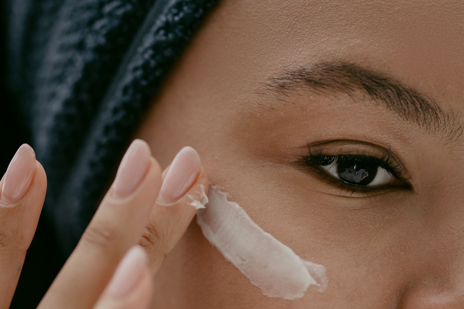 Contour des yeux : quels soins contre rides et poches