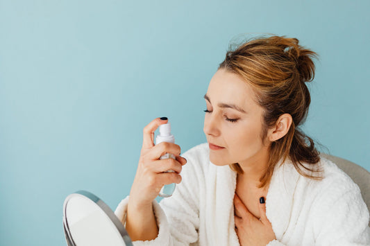 Brume solaire : renouveler sa protection sur maquillage