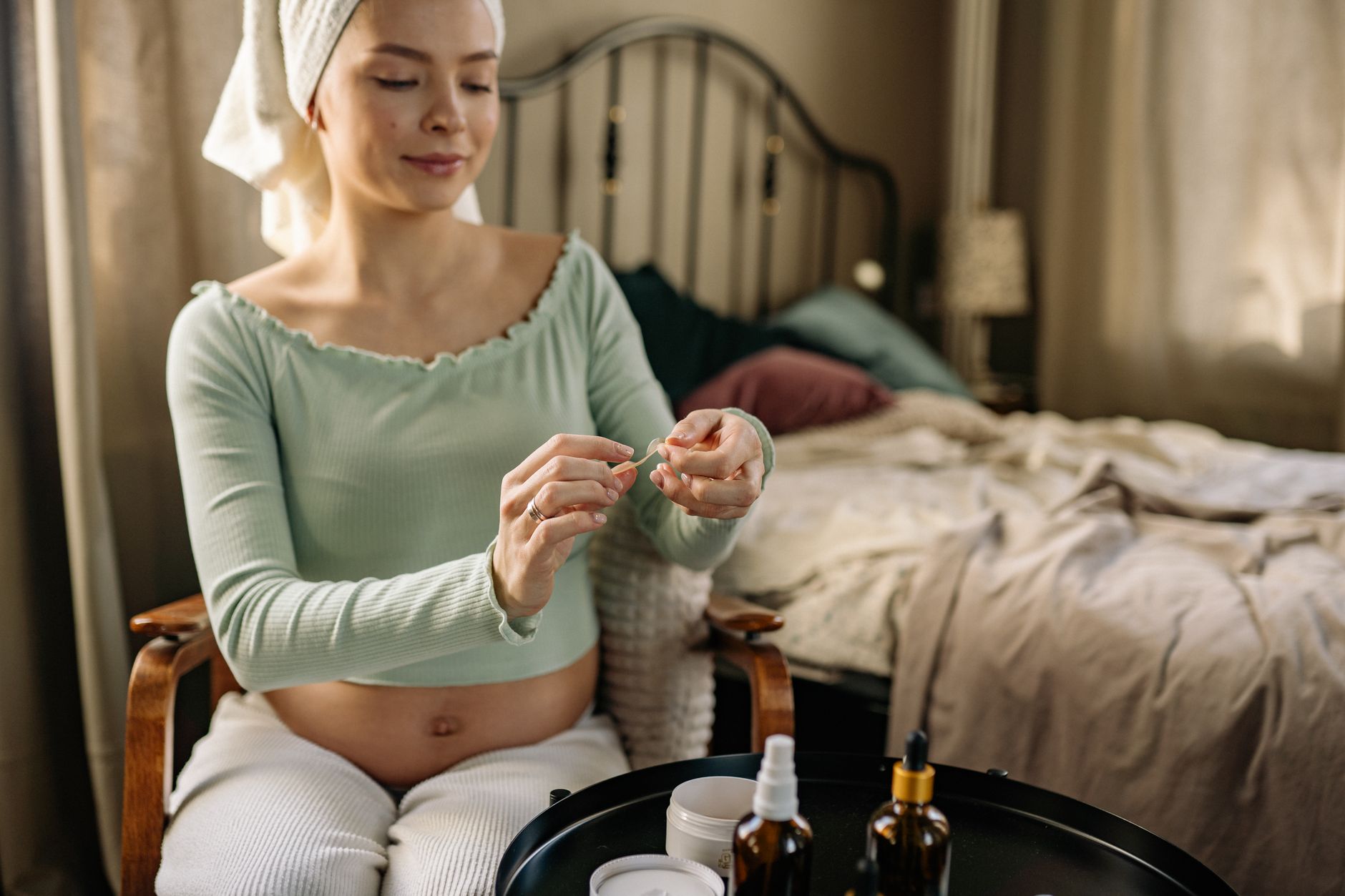 Soins du visage pendant la grossesse : quels actifs éviter ?