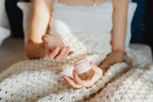 Routine de soin visage en hiver : protéger sa peau du froid