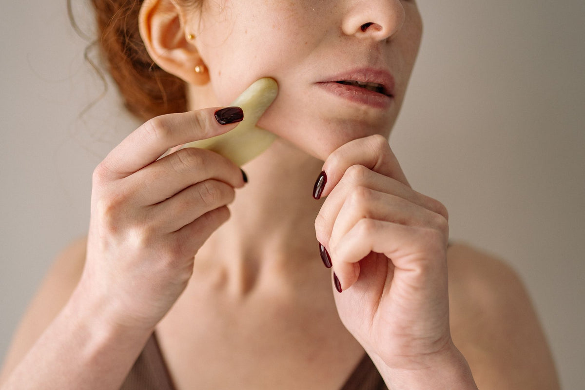 Massage visage et gua sha : un geste anti-âge à adopter