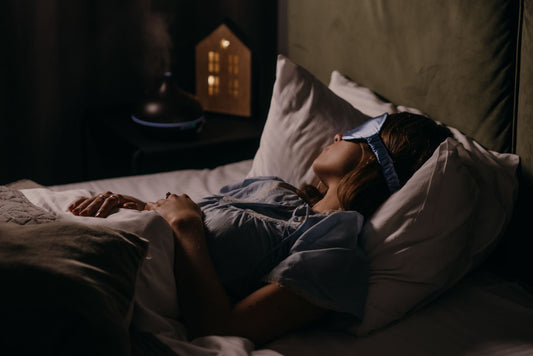 Sommeil et peau : pourquoi la nuit régénère le visage