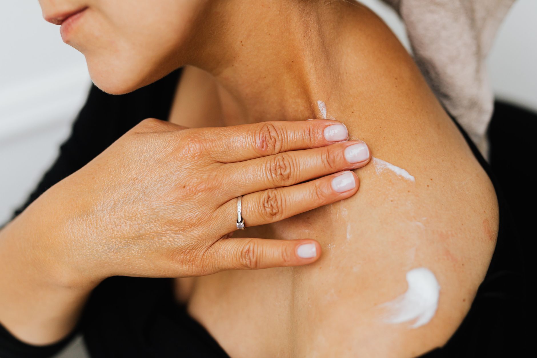 Cou et décolleté : la routine anti-âge à ne pas négliger