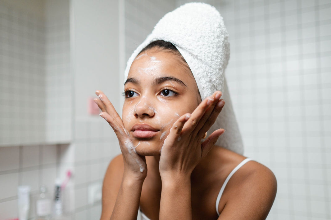 Routine Été Peau Nette : Nettoyant + Solaire Éclat